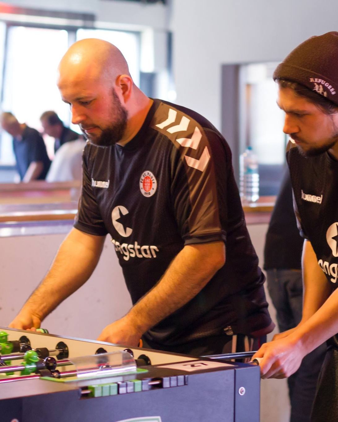 Fokussierte Showkickern-Spieler am Kickertisch