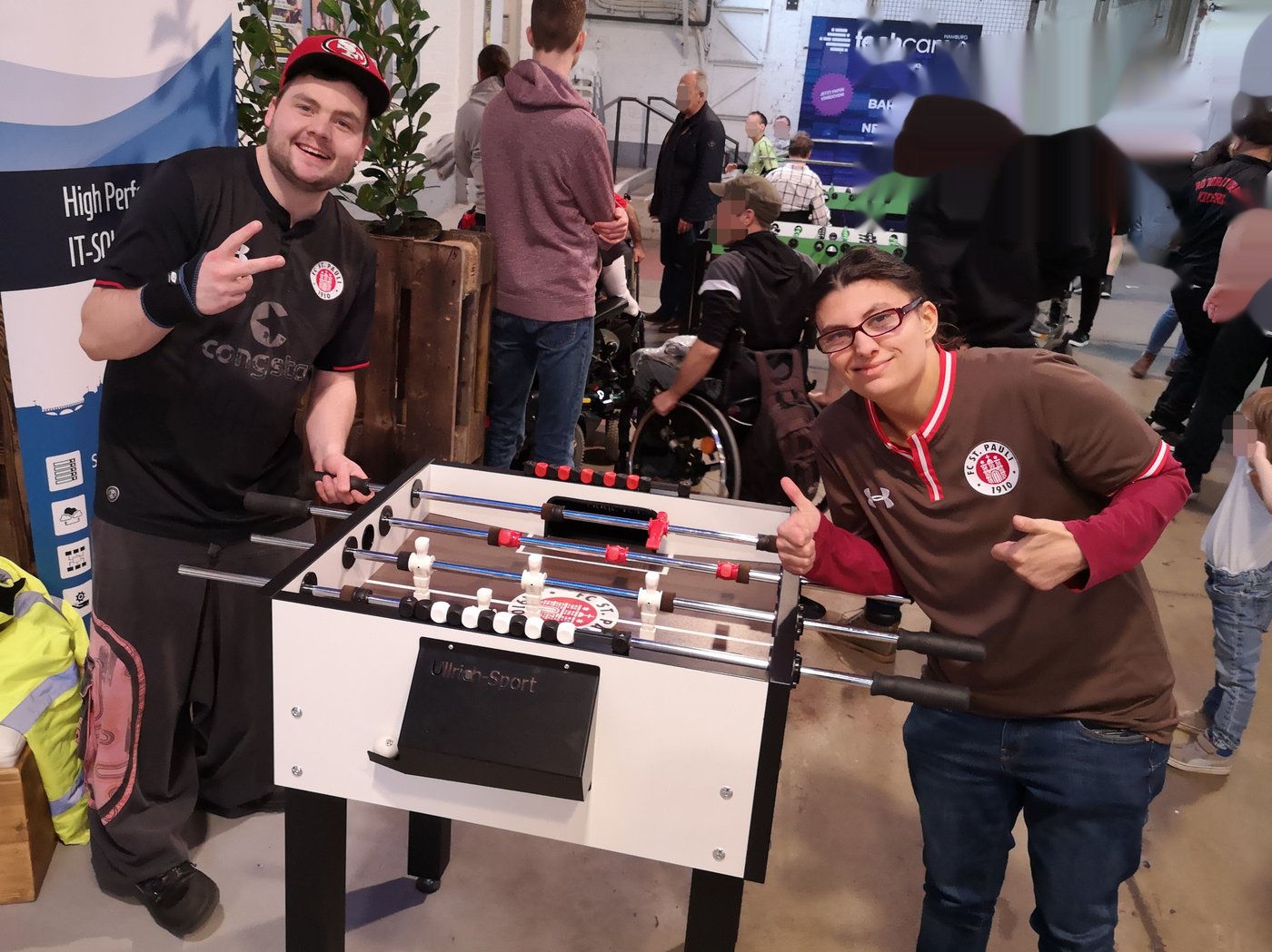 Zwei Profispieler:innen am Kickertisch