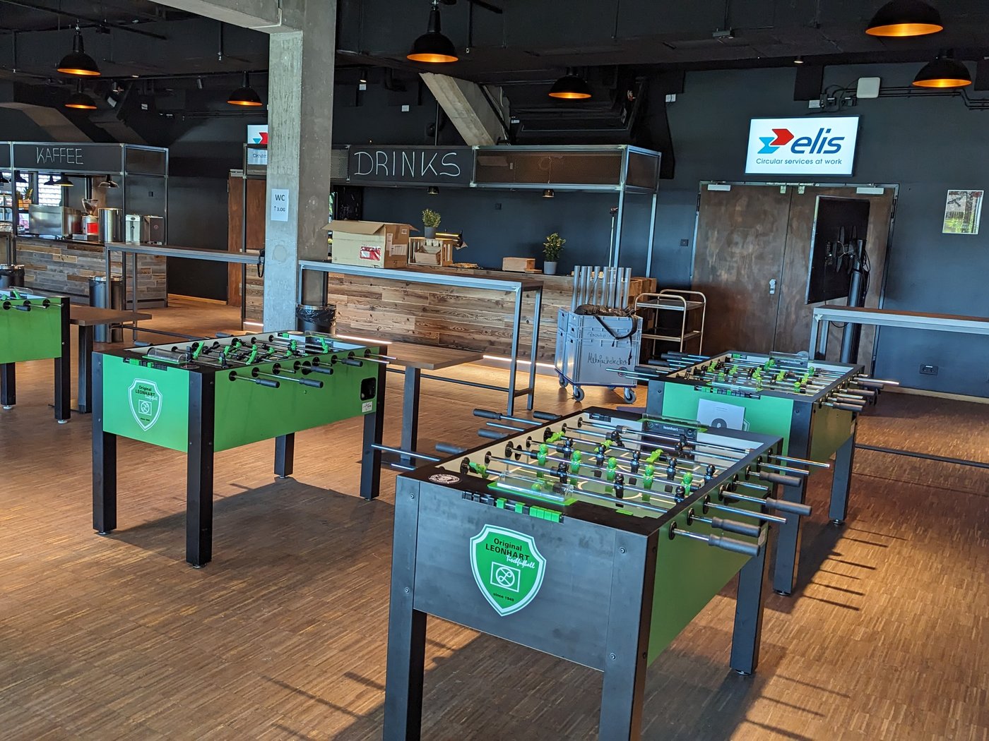 Tischfußballtraining an einem Kickertisch bei Showkickern