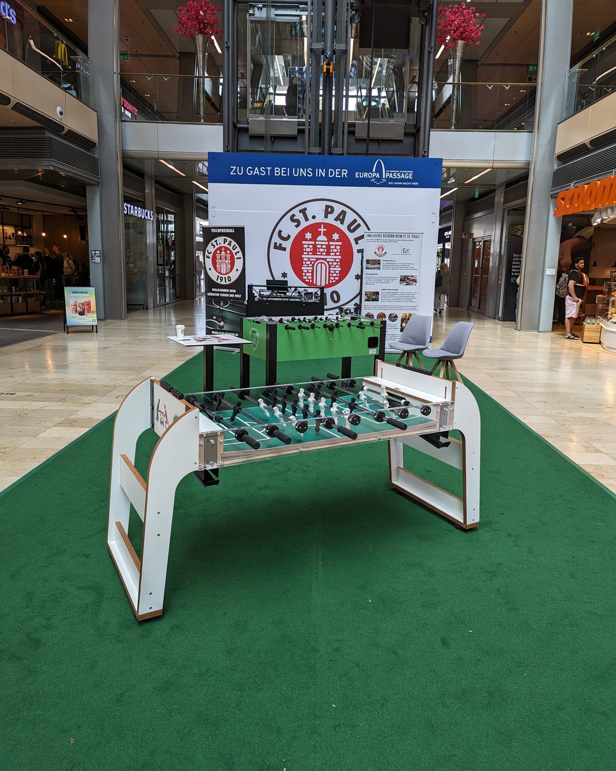 Tischfußball-Mitmachaktion von Showkickern im Einkaufszentrum